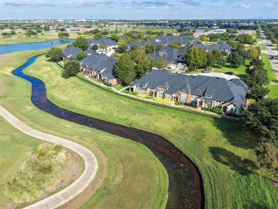 3 Bed 2 Bath Established Multi-Level Townhouse in Pearland, TX