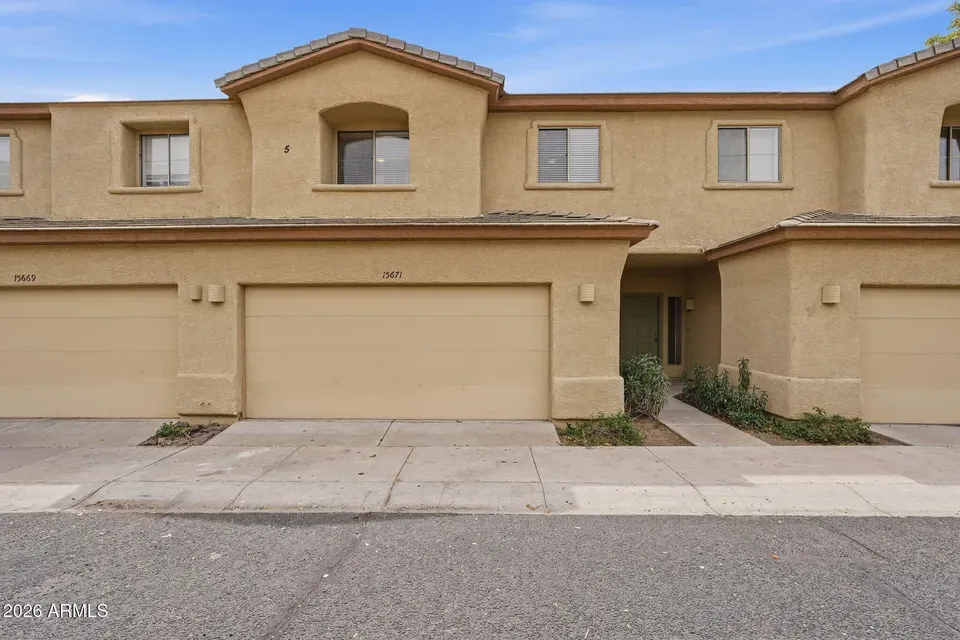 3 Bed 2 Bath Established Multi-Level Townhouse in Phoenix, AZ - 2