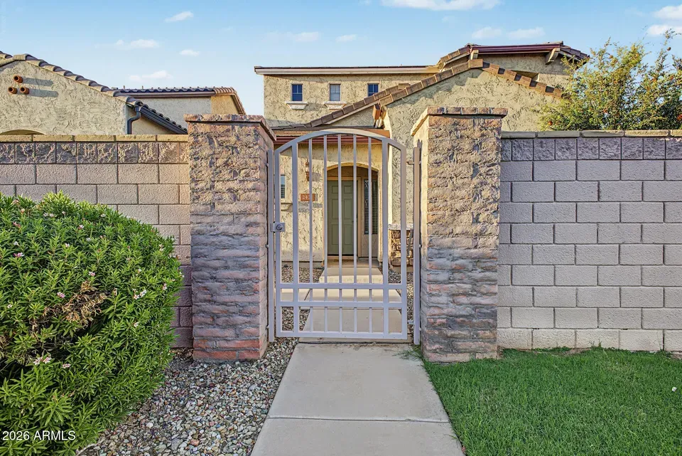 3 Bed 2 Bath Established Multi-Level Townhouse in Phoenix, AZ - 2