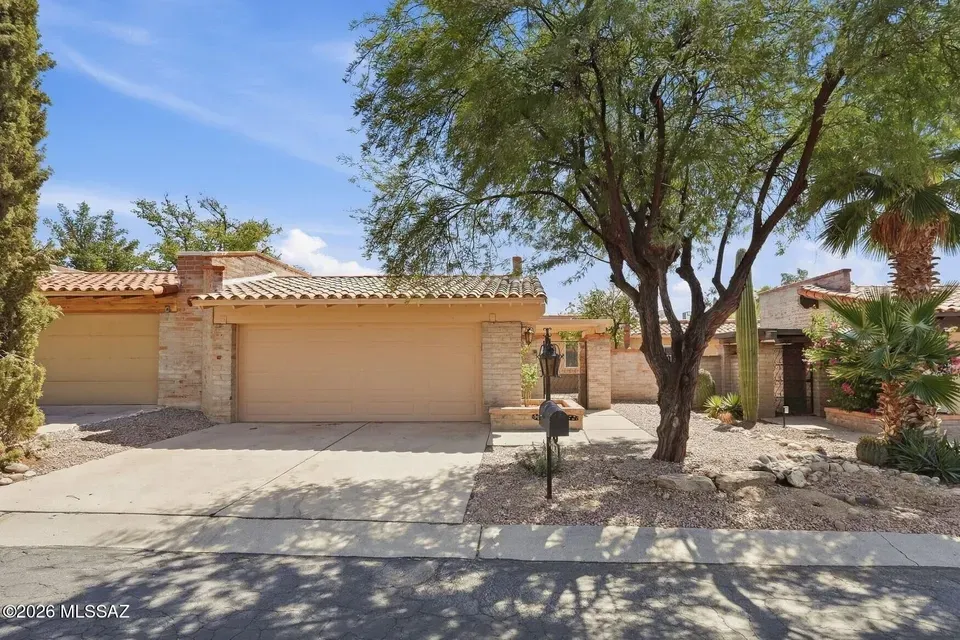3 Bed 2 Bath Established Multi-Level Townhouse in Tucson, AZ