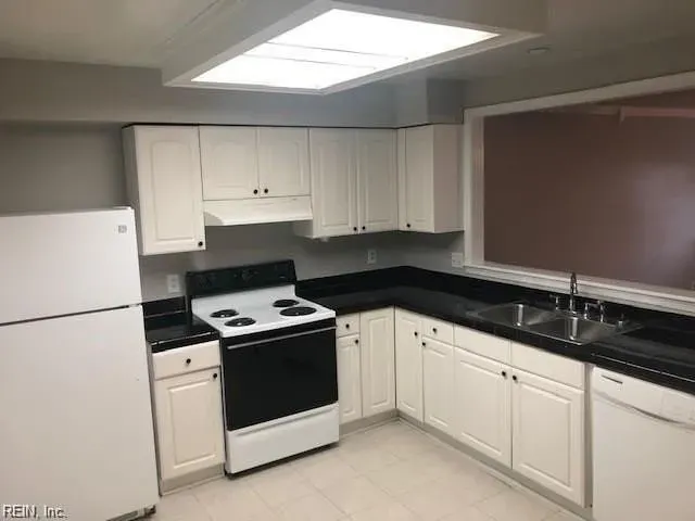3 Bed 2 Bath Established Multi-Level Townhouse in Virginia Beach, VA - 3
