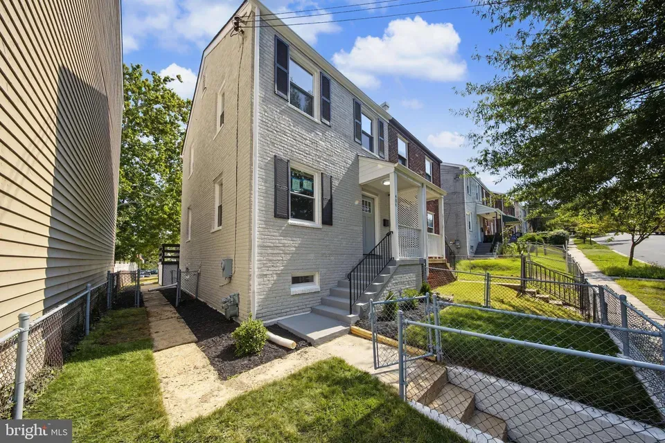 3 Bed 2 Bath Established Multi-Level Townhouse in Washington, DC - 1