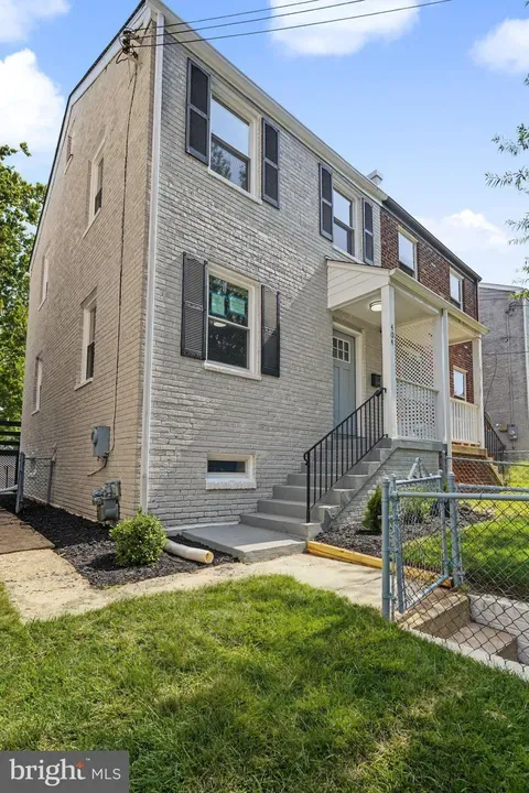 3 Bed 2 Bath Established Multi-Level Townhouse in Washington, DC - 2