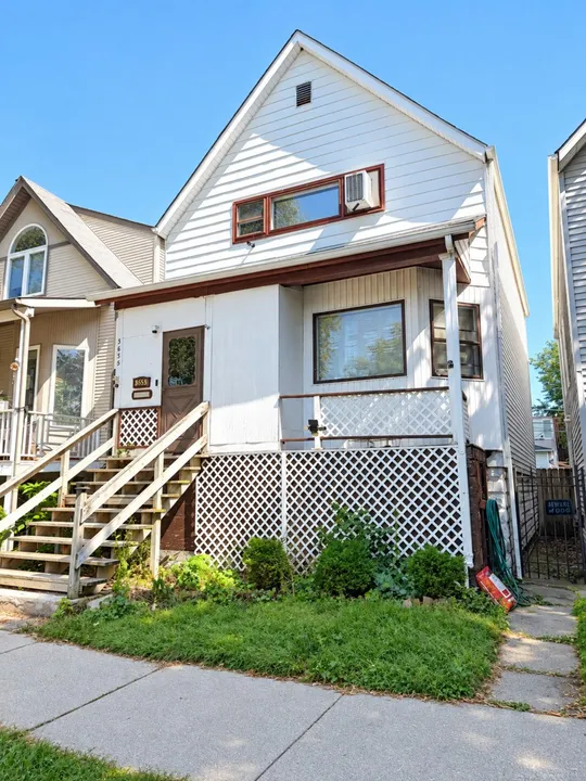 3 Bed 2 Bath Mid-Century Modern in Chicago, IL