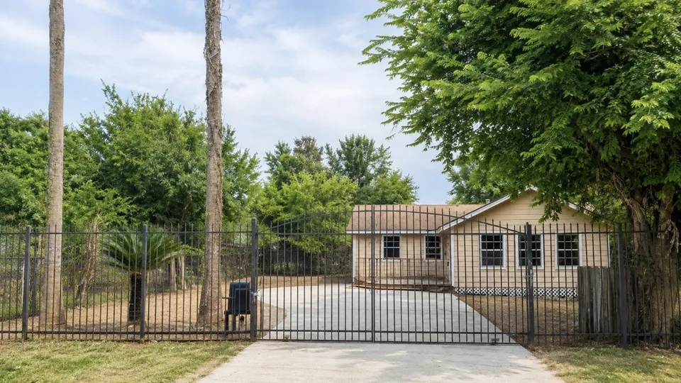 3 Bed 2 Bath Mid-Century Modern in Houston, TX