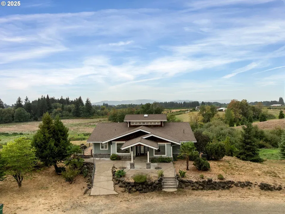 3 Bed 2 Bath Modern Architectural Estate in Hillsboro, OR