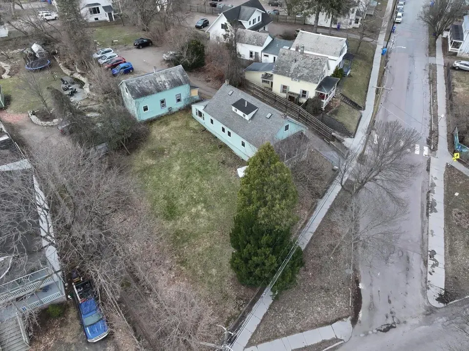 3 Bed 2 Bath Modern Contemporary Residence in Burlington, VT - 3