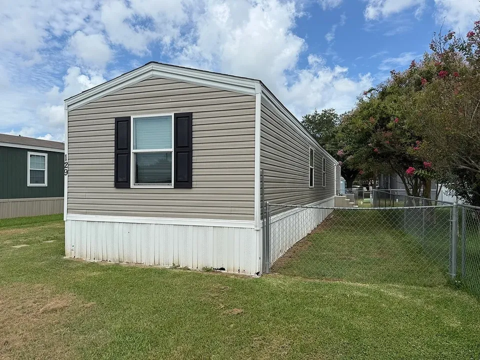 3 Bed 2 Bath Modern Contemporary Residence in College Station, TX - 2