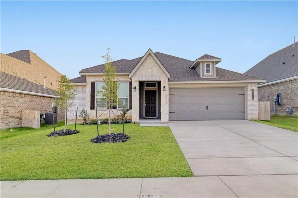 3 Bed 2 Bath Modern Contemporary Residence in College Station, TX