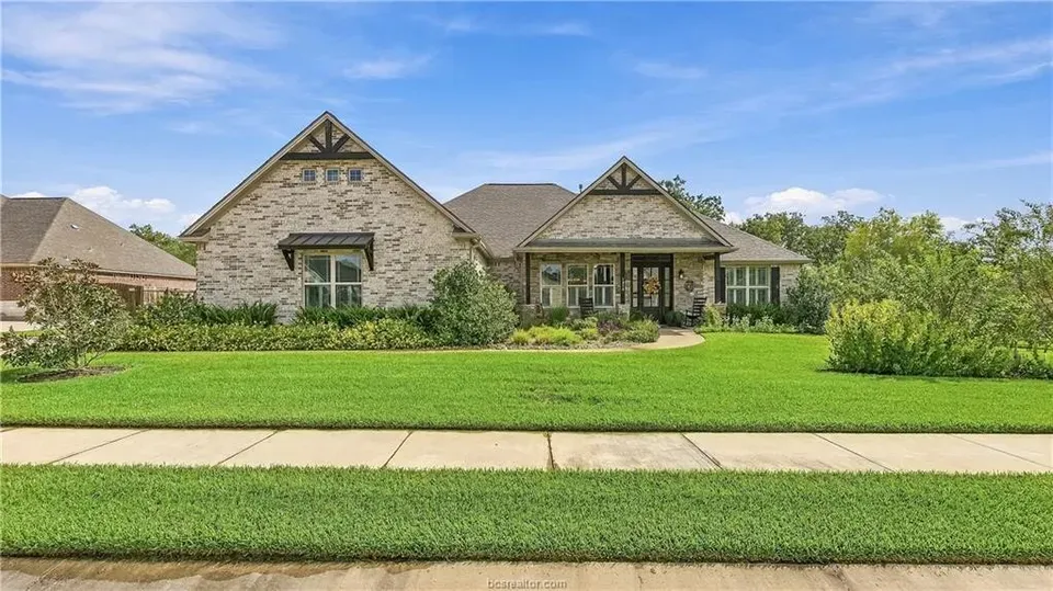 3 Bed 2 Bath Modern Contemporary Residence in College Station, TX - 2