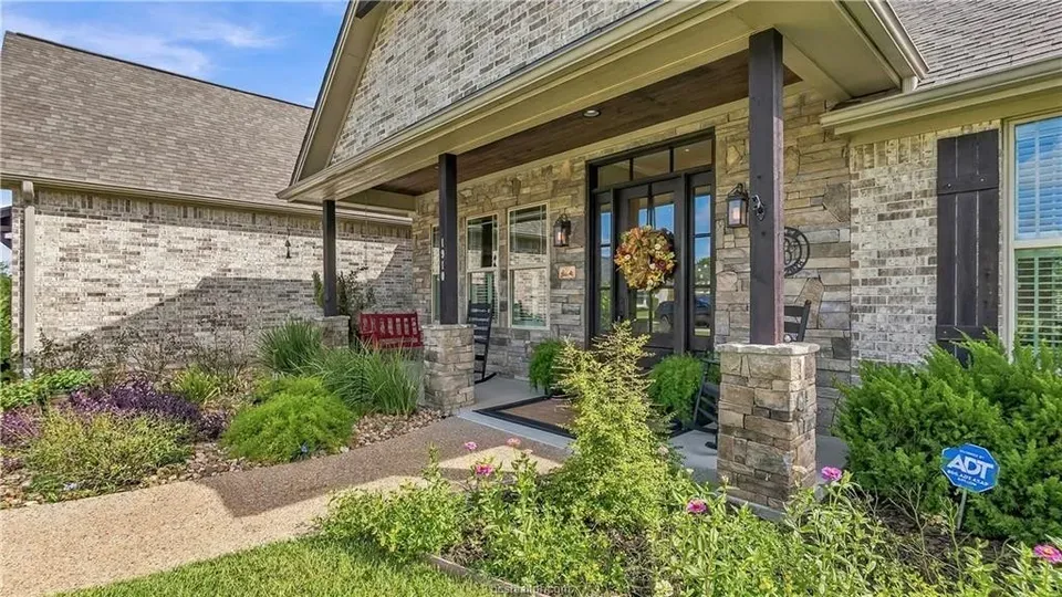3 Bed 2 Bath Modern Contemporary Residence in College Station, TX - 4