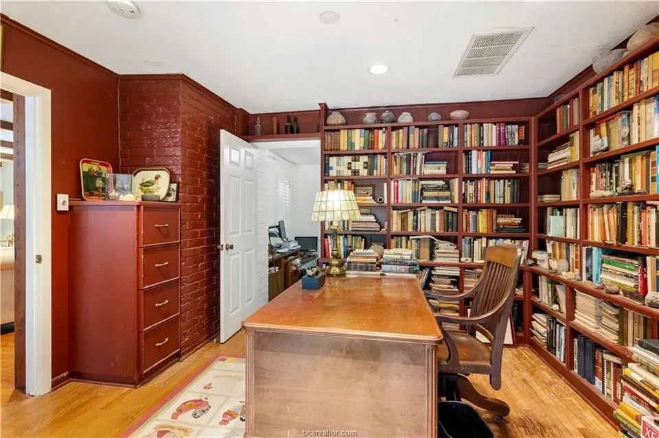 3 Bed 2 Bath Modern Contemporary Residence in College Station, TX - 5