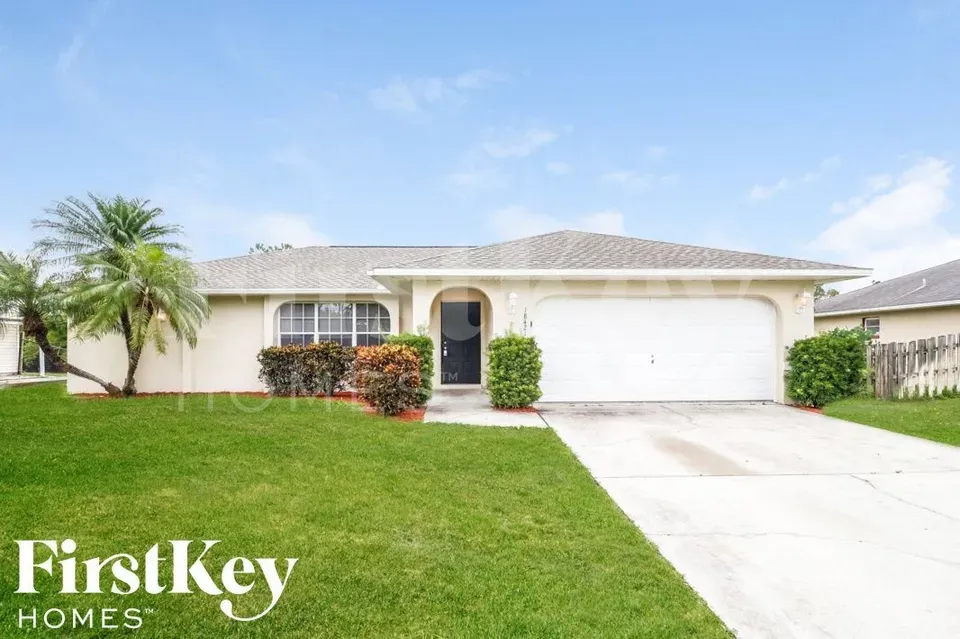 3 Bed 2 Bath Modern Contemporary Residence in Fort Myers, FL