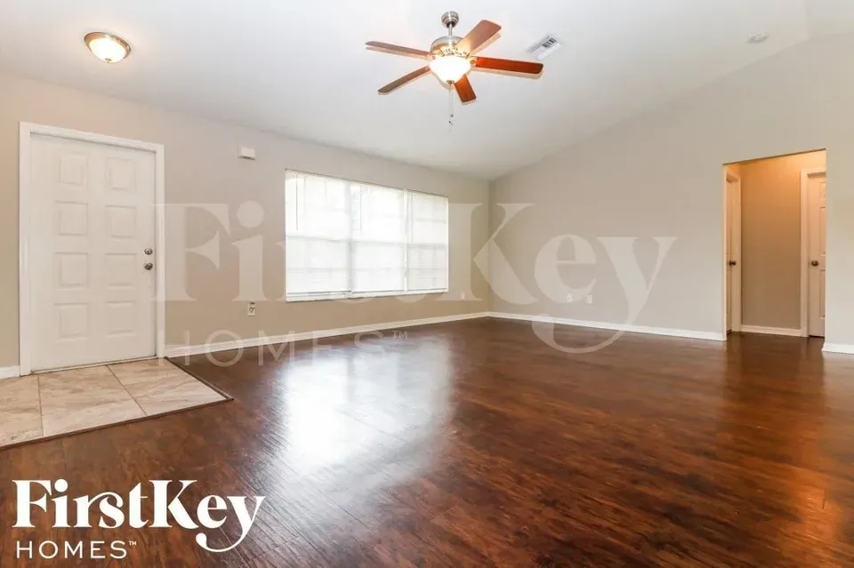 3 Bed 2 Bath Modern Contemporary Residence in Fort Myers, FL - 2