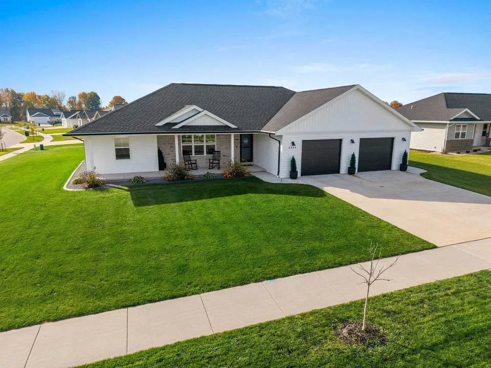 3 Bed 2 Bath Modern Contemporary Residence in Green Bay, WI - 3