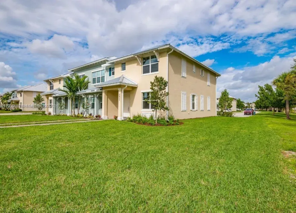 3 Bed 2 Bath Modern Contemporary Residence in Hollywood, FL - 2