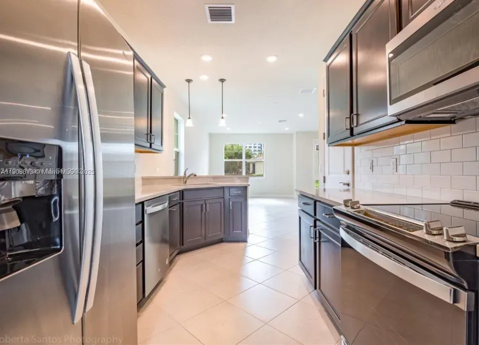 3 Bed 2 Bath Modern Contemporary Residence in Hollywood, FL - 5
