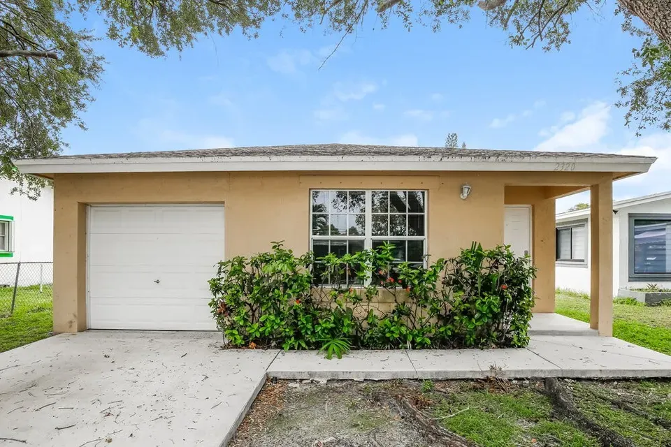 3 Bed 2 Bath Modern Contemporary Residence in Hollywood, FL - 1