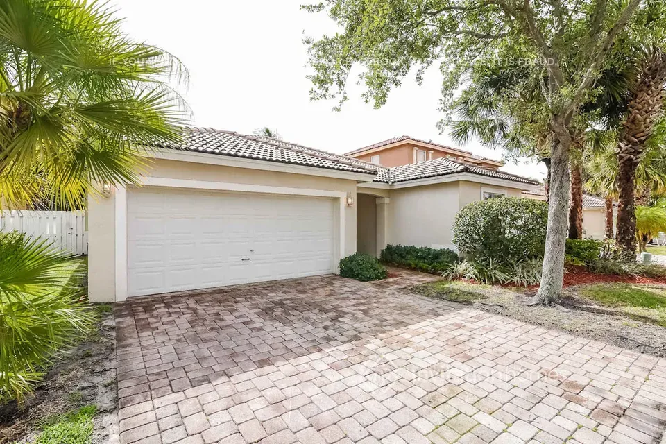 3 Bed 2 Bath Modern Contemporary Residence in Hollywood, FL - 2