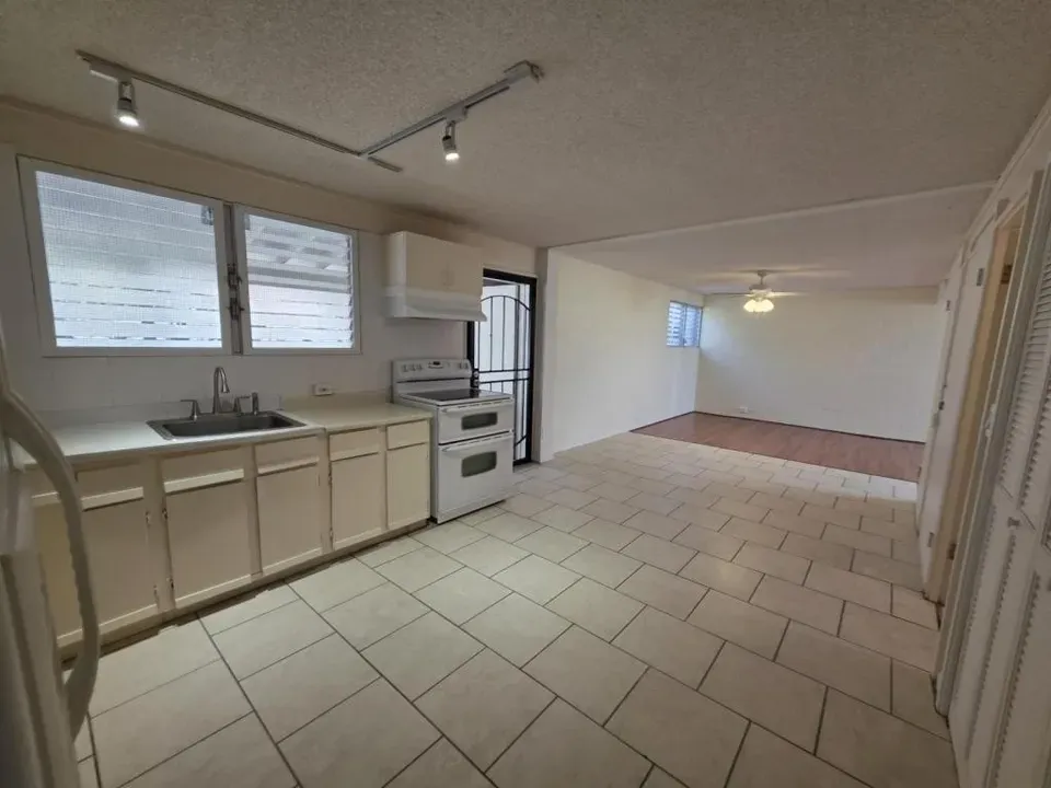 3 Bed 2 Bath Modern Contemporary Residence in Honolulu, HI - 4