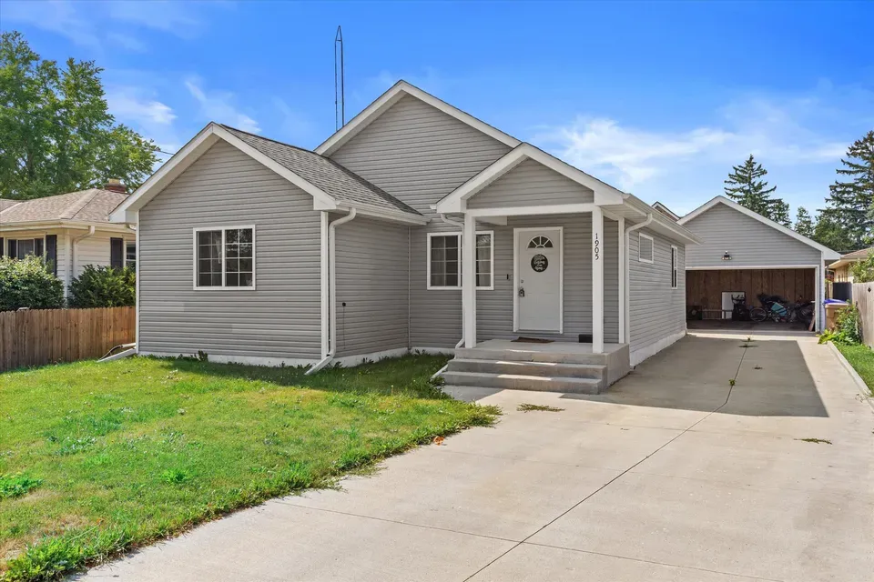 3 Bed 2 Bath Modern Contemporary Residence in Kenosha, WI