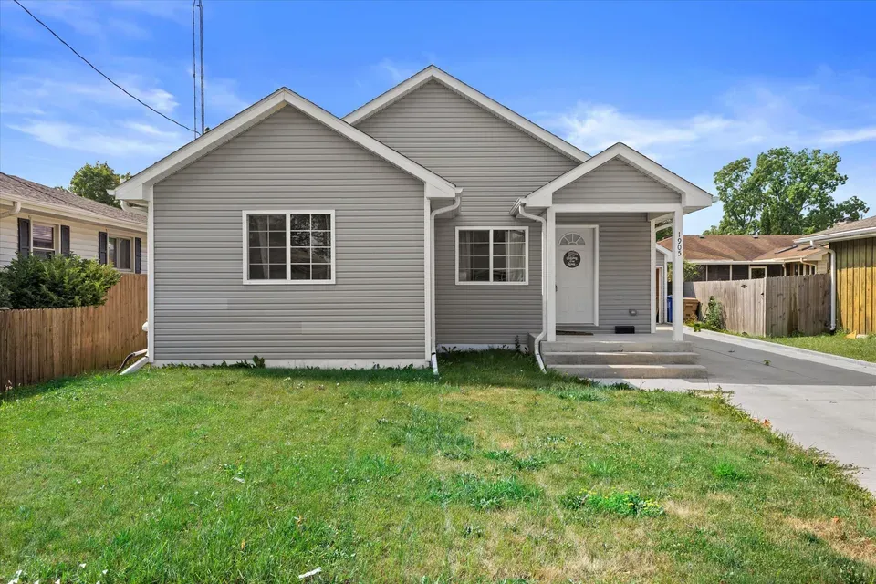 3 Bed 2 Bath Modern Contemporary Residence in Kenosha, WI - 2