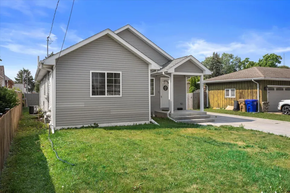 3 Bed 2 Bath Modern Contemporary Residence in Kenosha, WI - 3