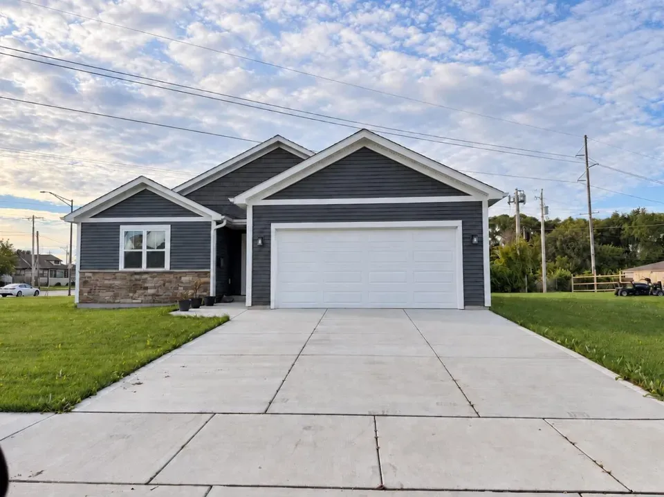 3 Bed 2 Bath Modern Contemporary Residence in Kenosha, WI - 1