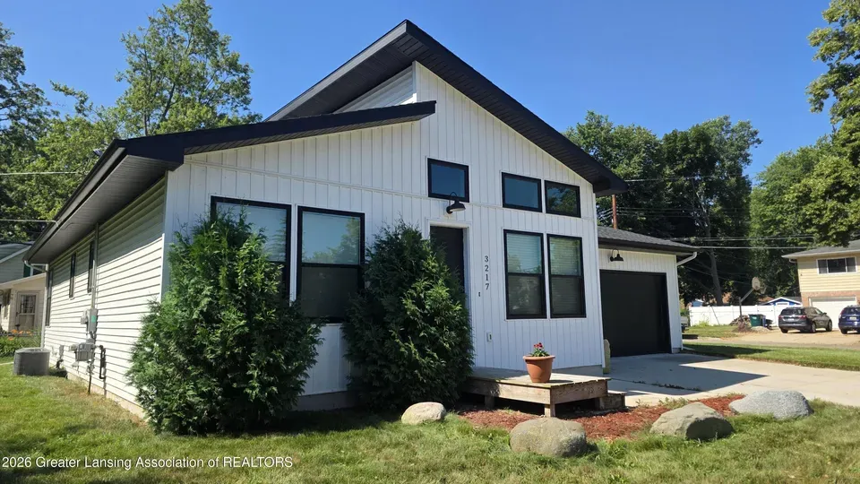 3 Bed 2 Bath Modern Contemporary Residence in Lansing, MI - 1