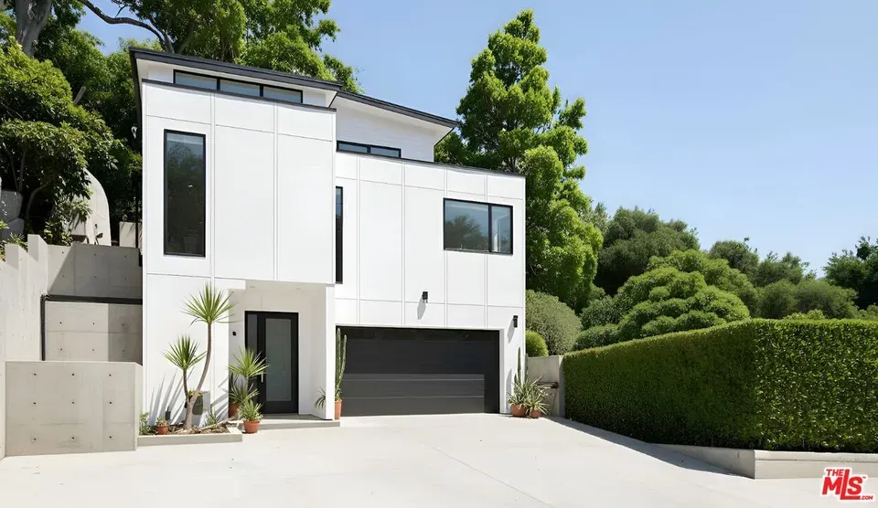 3 Bed 2 Bath Modern Contemporary Residence in Los Angeles, CA - 2