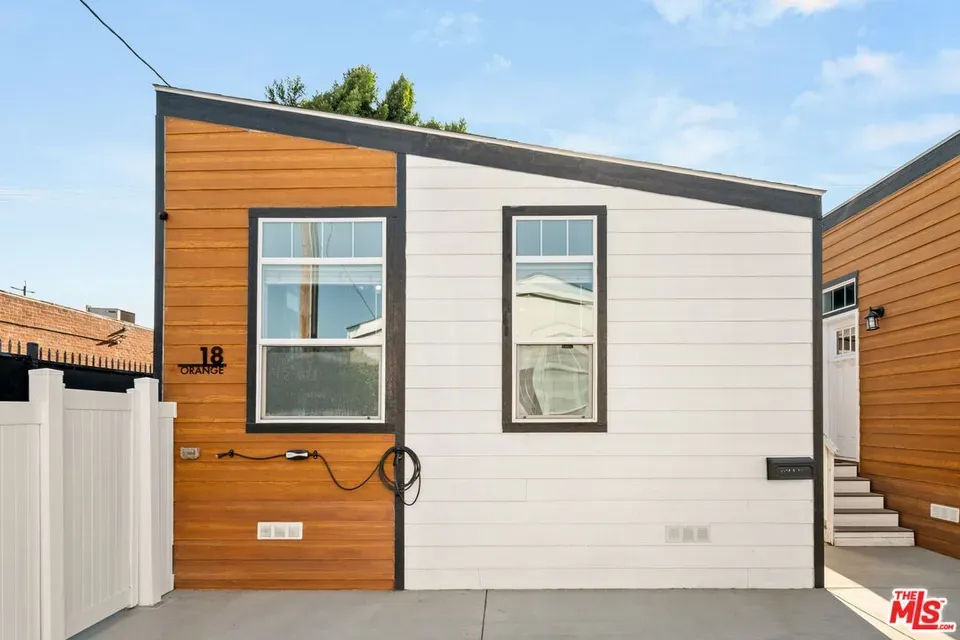 3 Bed 2 Bath Modern Contemporary Residence in Los Angeles, CA - 2