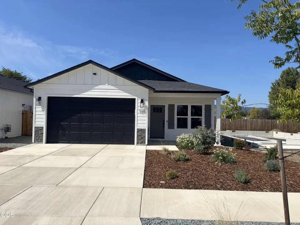 3 Bed 2 Bath Modern Contemporary Residence in Medford, OR