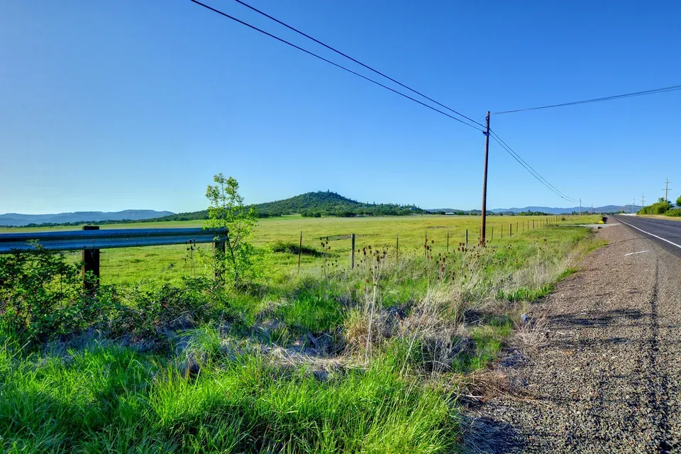 3 Bed 2 Bath Modern Contemporary Residence in Medford, OR