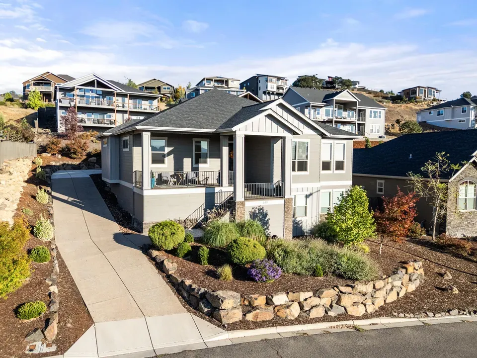 3 Bed 2 Bath Modern Contemporary Residence in Medford, OR