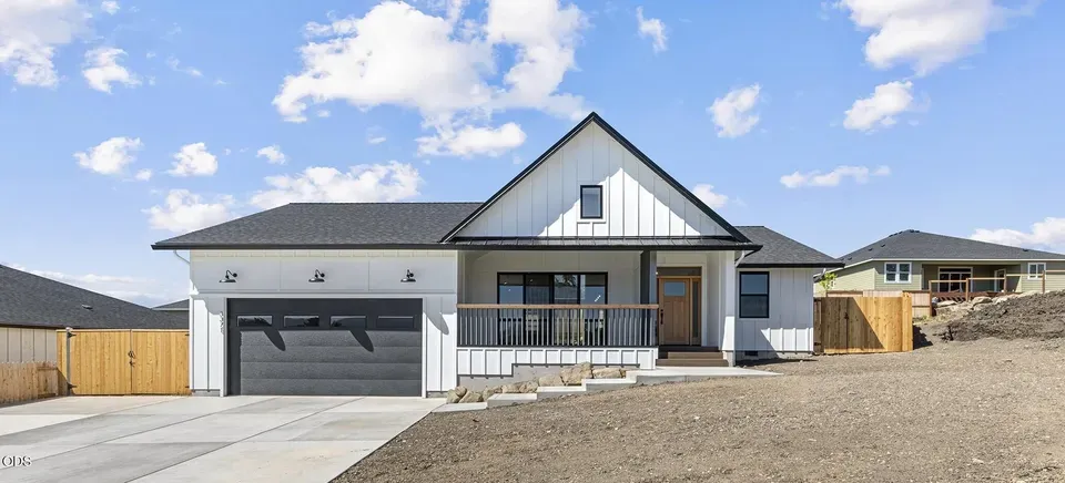 3 Bed 2 Bath Modern Contemporary Residence in Medford, OR - 1