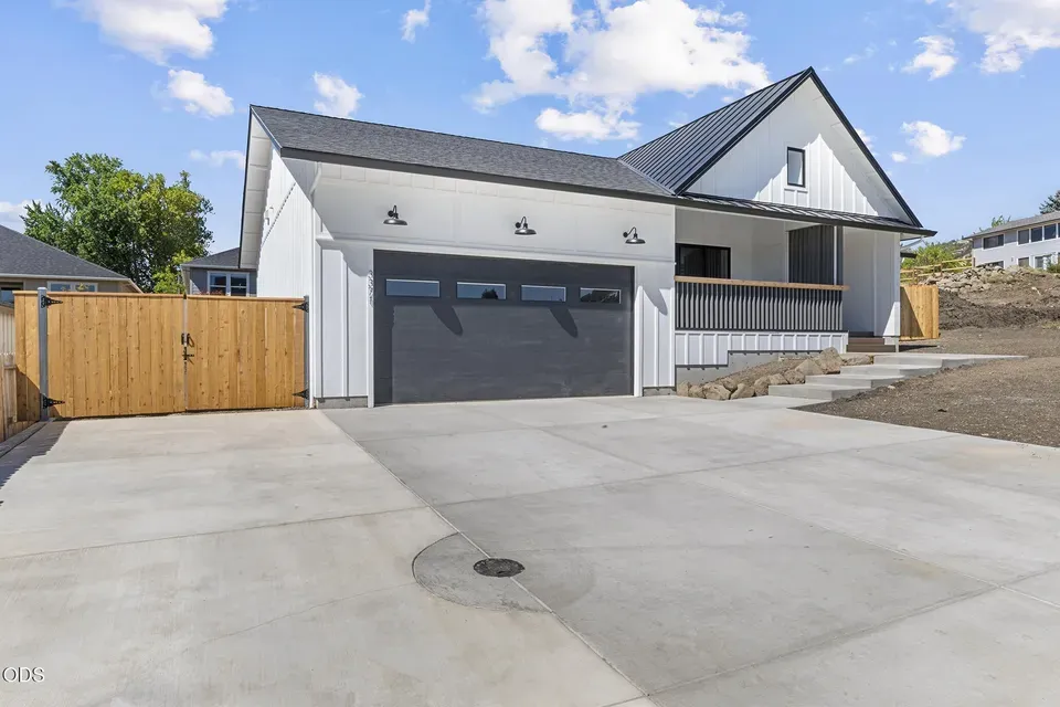 3 Bed 2 Bath Modern Contemporary Residence in Medford, OR - 2