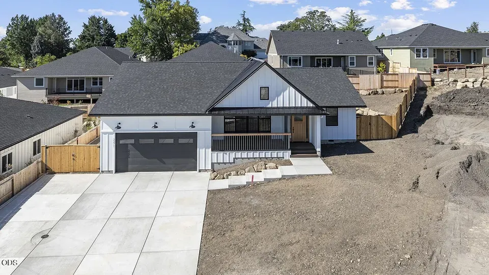 3 Bed 2 Bath Modern Contemporary Residence in Medford, OR - 3
