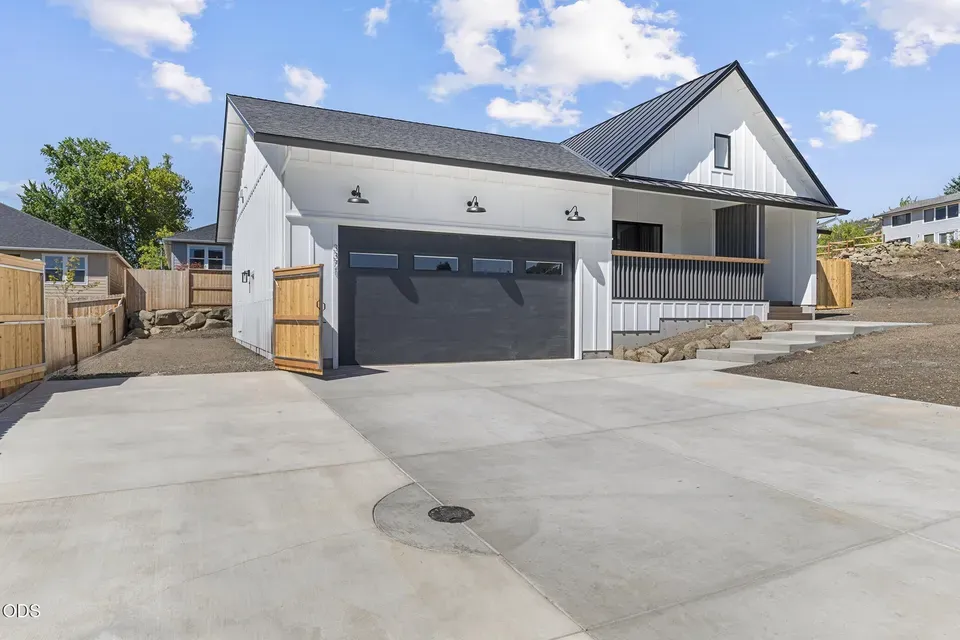 3 Bed 2 Bath Modern Contemporary Residence in Medford, OR - 4