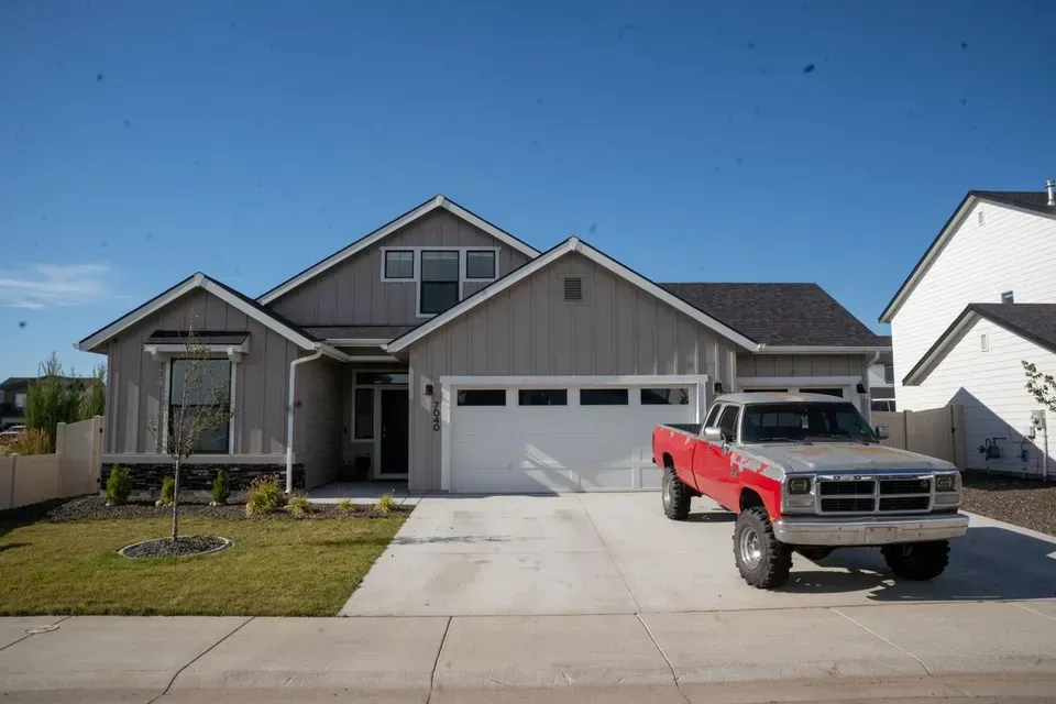 3 Bed 2 Bath Modern Contemporary Residence in Meridian, ID