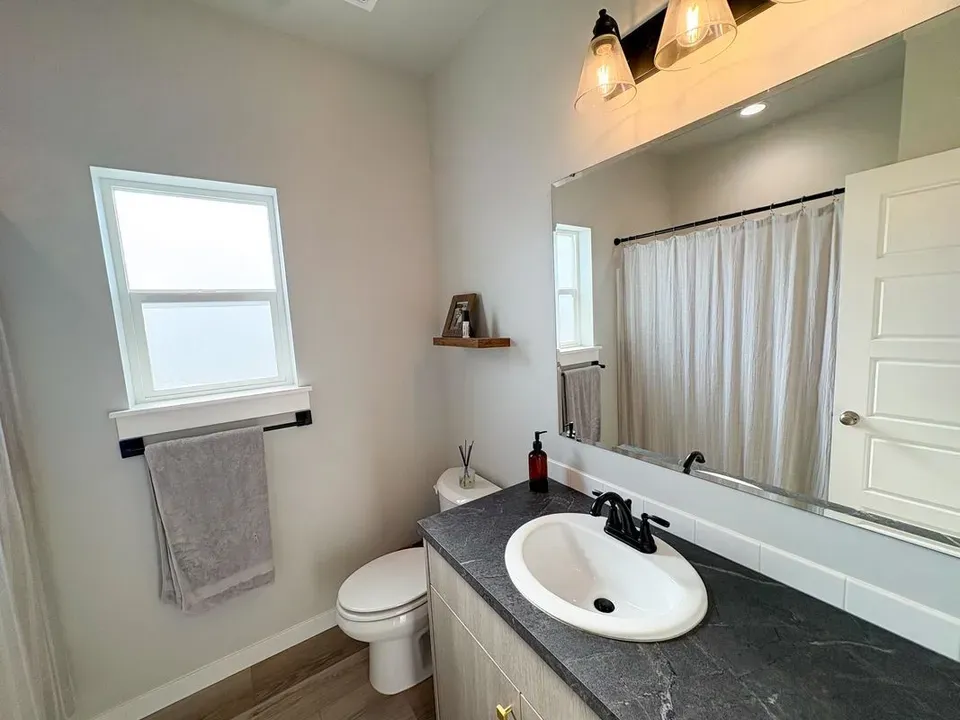 3 Bed 2 Bath Modern Contemporary Residence in Meridian, ID - 5