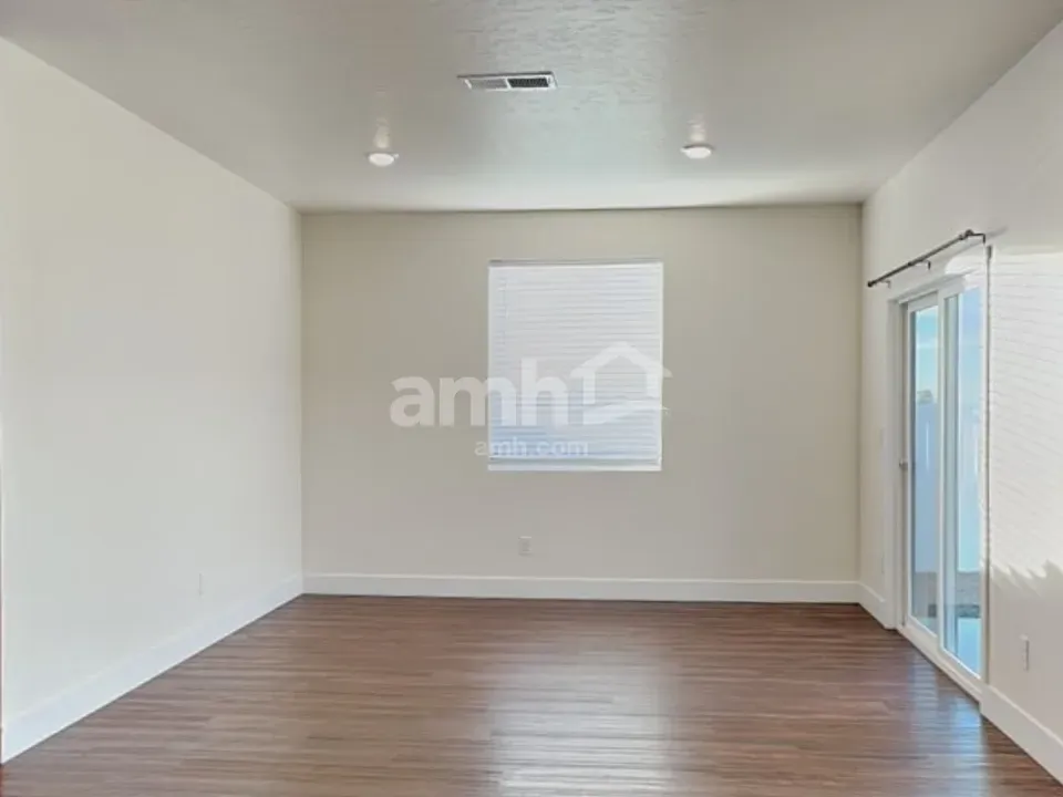 3 Bed 2 Bath Modern Contemporary Residence in Meridian, ID - 5