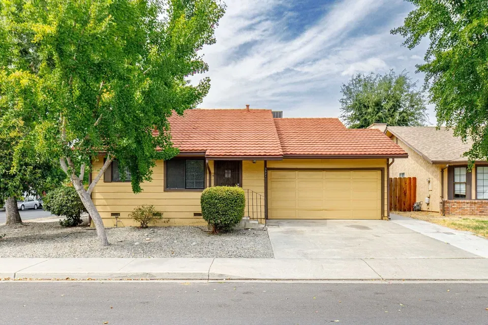 3 Bed 2 Bath Modern Contemporary Residence in Modesto, CA