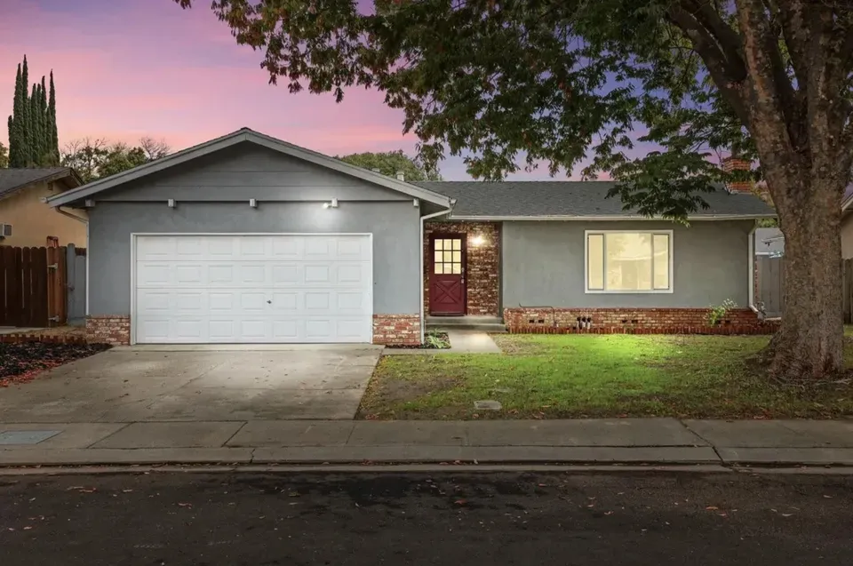 3 Bed 2 Bath Modern Contemporary Residence in Modesto, CA