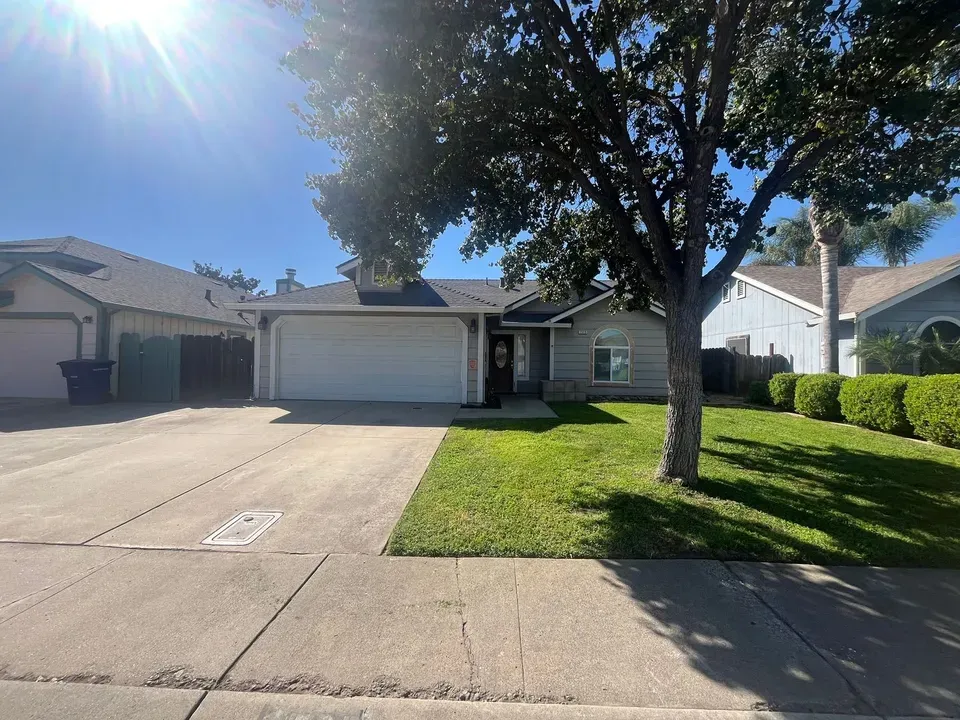 3 Bed 2 Bath Modern Contemporary Residence in Modesto, CA
