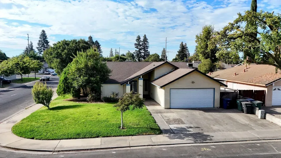 3 Bed 2 Bath Modern Contemporary Residence in Modesto, CA