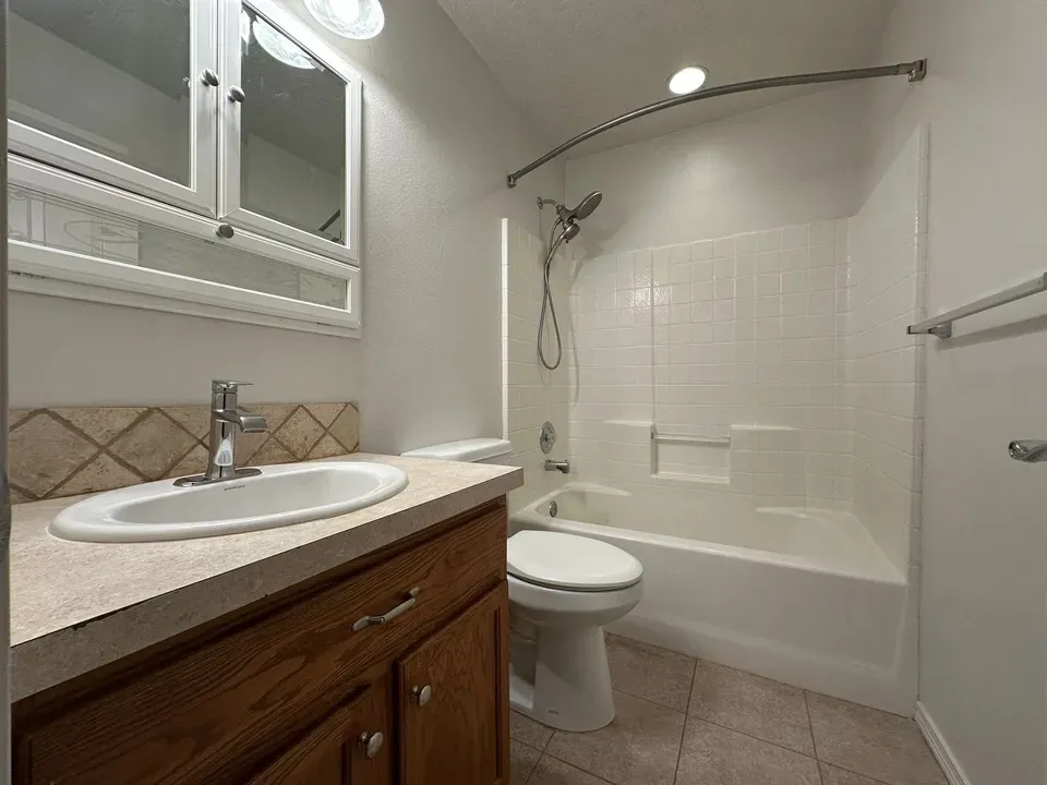 3 Bed 2 Bath Modern Contemporary Residence in Nampa, ID - 5