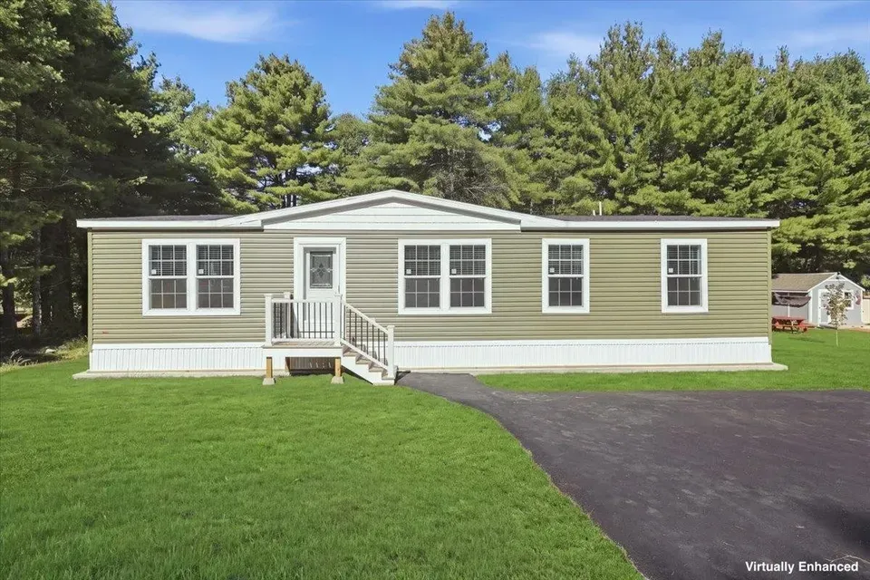 3 Bed 2 Bath Modern Contemporary Residence in Nashua, NH - 1