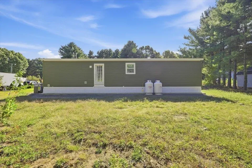 3 Bed 2 Bath Modern Contemporary Residence in Nashua, NH - 5