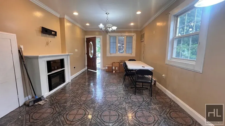 3 Bed 2 Bath Modern Contemporary Residence in New York, NY - 1