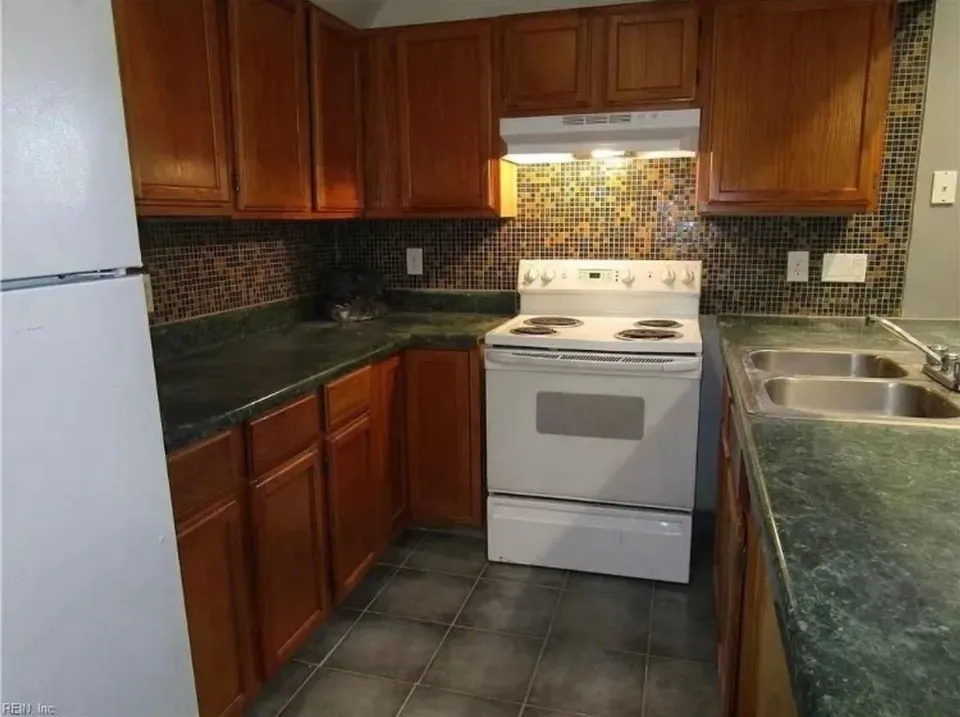 3 Bed 2 Bath Modern Contemporary Residence in Norfolk, VA - 5